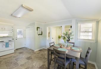 Cute n' Comfy Capers has Balcony rooms