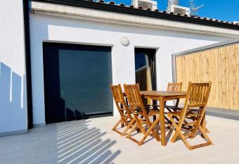 Roses Casc Antic SL Sabater 5 allows 18 year olds to book a room