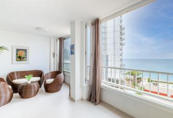 La Reina 33 has Balcony rooms