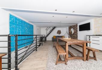 Proche D Avignon Maison de ville Terrasse Wifi 6 Personnes allows 18 year olds to book a room