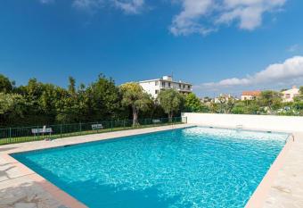 Studio terrasse dans r  sidence avec piscine allows 18 year olds to book a room