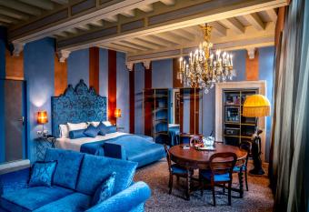 Excess Venice Boutique Hotel & Private Spa - Adults Only has rooms with a private hot tub