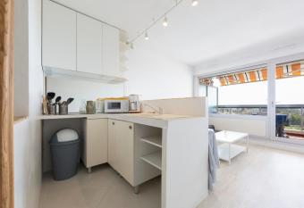 Studio with a 12 m2 terrasse sea view in Antibes Juan les Pins has Balcony rooms