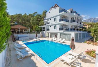 Forest Park Hotel allows 18 year olds to book a room