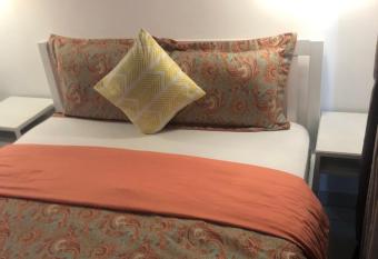 EBS LEGENDS LUXURY STUDIO ROOM allows 18 year olds to book a room