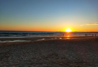 Estudio Guayaba cerca a la playa! allows 18 year olds to book a room