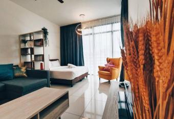 New 2BR Georgetown Warm and Lovely Homestay 10pax-                         Beacon Executive Suite has Balcony rooms