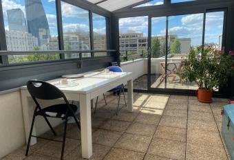 Studio avec grande V  randa vue sur la D  fense has Balcony rooms