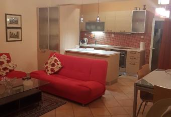 Flexible 2 floor(1st and 2nd floor) house with private parking allows 18 year olds to book a room