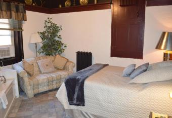 The King George Inn has rooms with a private hot tub