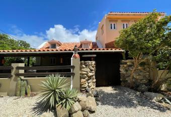 Cunucu Jucasa allows 18 year olds to book a room