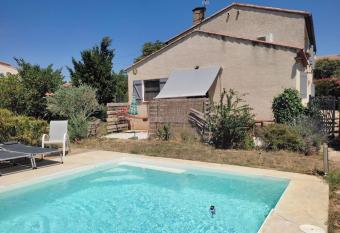 G  te bucolique avec Netflix has Balcony rooms