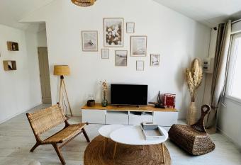 Parenth  se insulaire has Balcony rooms