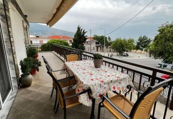 PORT HOUSE FRONT SEA has rooms with a private hot tub