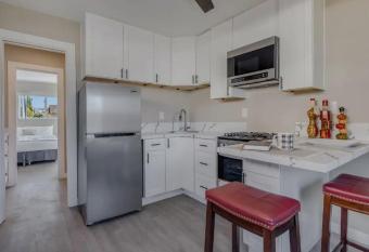 Modern newly remodeled 1 bed allows 18 year olds to book a room