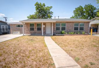 Splendid Gated 4 BR 2 BA Home Near Downtown allows 18 year olds to book a room