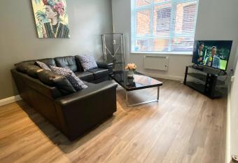 Swanky 2 BDR Apt/Jewellery Quarters/Free Parking allows 18 year olds to book a room