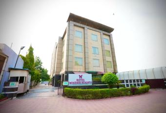 Hotel Windsor Heights has rooms with a private hot tub