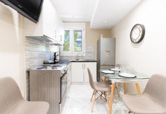 AIOLOS LUXURY alimos market apartment 3 has rooms with a private hot tub