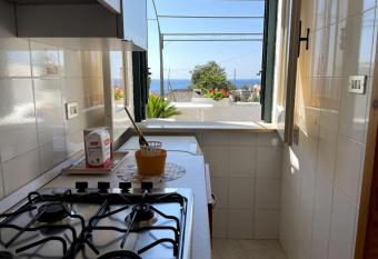 Appartamenti a 400 mt dal mare con vista e parcheggio privato has Balcony rooms