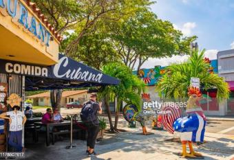 Miami Apt 1BR Free Parking and WIFI allows 18 year olds to book a room