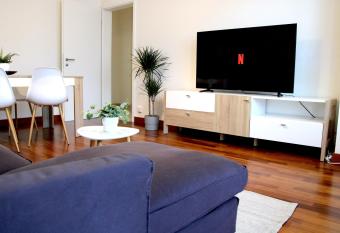 Cozy apartment with Free Parking & close to Lake has Balcony rooms