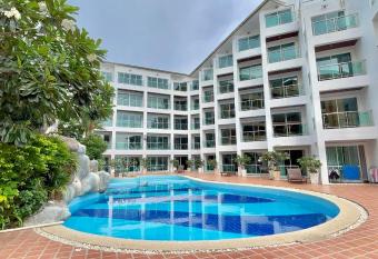 Dragon Beach Resort , Jomtien Beach Pattaya has Balcony rooms