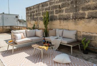 Taranto 53 - Rooftop Apartment SIT allows 18 year olds to book a room