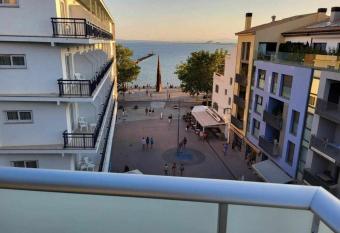 Roses Casc Antic Sant Elm 4 allows 18 year olds to book a room