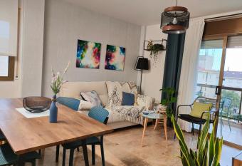 Concordia, con parking en el puerto de Cambrils allows 18 year olds to book a room