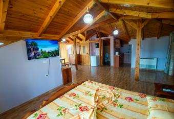 Lovely 1 - bedroom loft with free parking has Balcony rooms