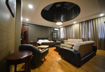 Green Hotel has rooms with a private hot tub