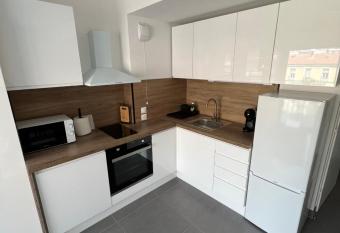 logement tout   quip  e Menton centre 500 m des plages allows 18 year olds to book a room