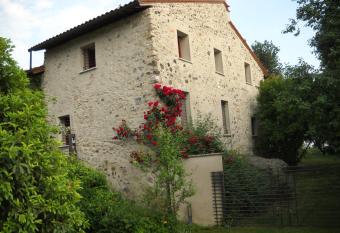 Al Cantico allows 18 year olds to book a room