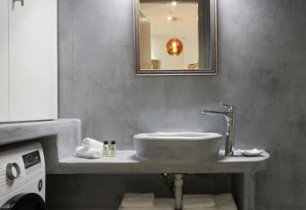 Endless Traditional Houses allows 18 year olds to book a room