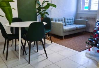 Bel appartement    3 min de la plage de 60m   allows 18 year olds to book a room