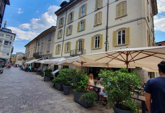 Divina Luxury Apartment with Jacuzzi near the lake has rooms with a private hot tub