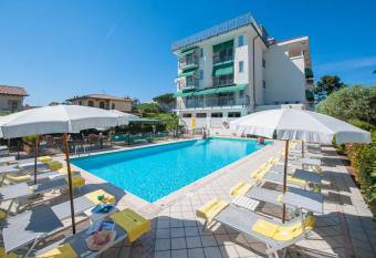 Hotel Suisse has Balcony rooms