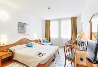 Hotel Yacht Club allows 18 year olds to book a room