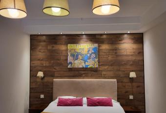 LUX APARTMAN PERLA has rooms with a private hot tub