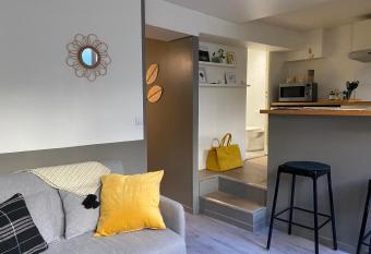 Pied    terre en plein coeur de Montmorency has Balcony rooms