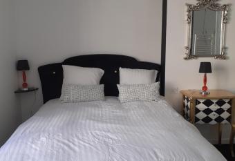 Appartement OH! Duc de Sully allows 18 year olds to book a room