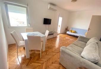 Two-bedroom apartment with parking and sea view has Balcony rooms