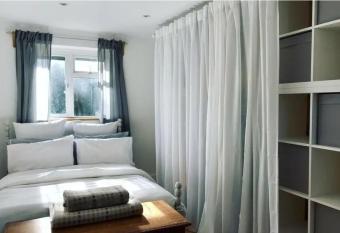 Cosy and Characterful 1 bedroom townhouse with big south facing garden in Cardiff allows 18 year olds to book a room