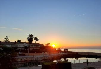 Cosy house with garden infront of the sea allows 18 year olds to book a room