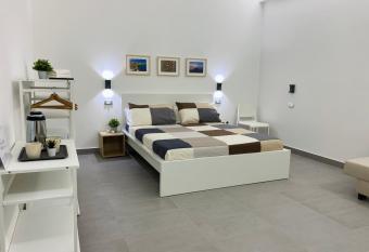 Sicilian Rooms has rooms with a private hot tub