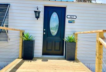 Merrit island waterfront house lots of parking has Balcony rooms