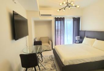 INSPIRIA Condo Free Airport Pickup for 3 nights stay or more has Balcony rooms