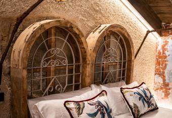 HOTEL SOMNIFABRIK allows 18 year olds to book a room