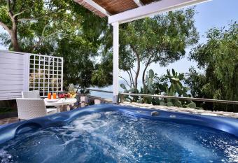 La Plage Resort has rooms with a private hot tub